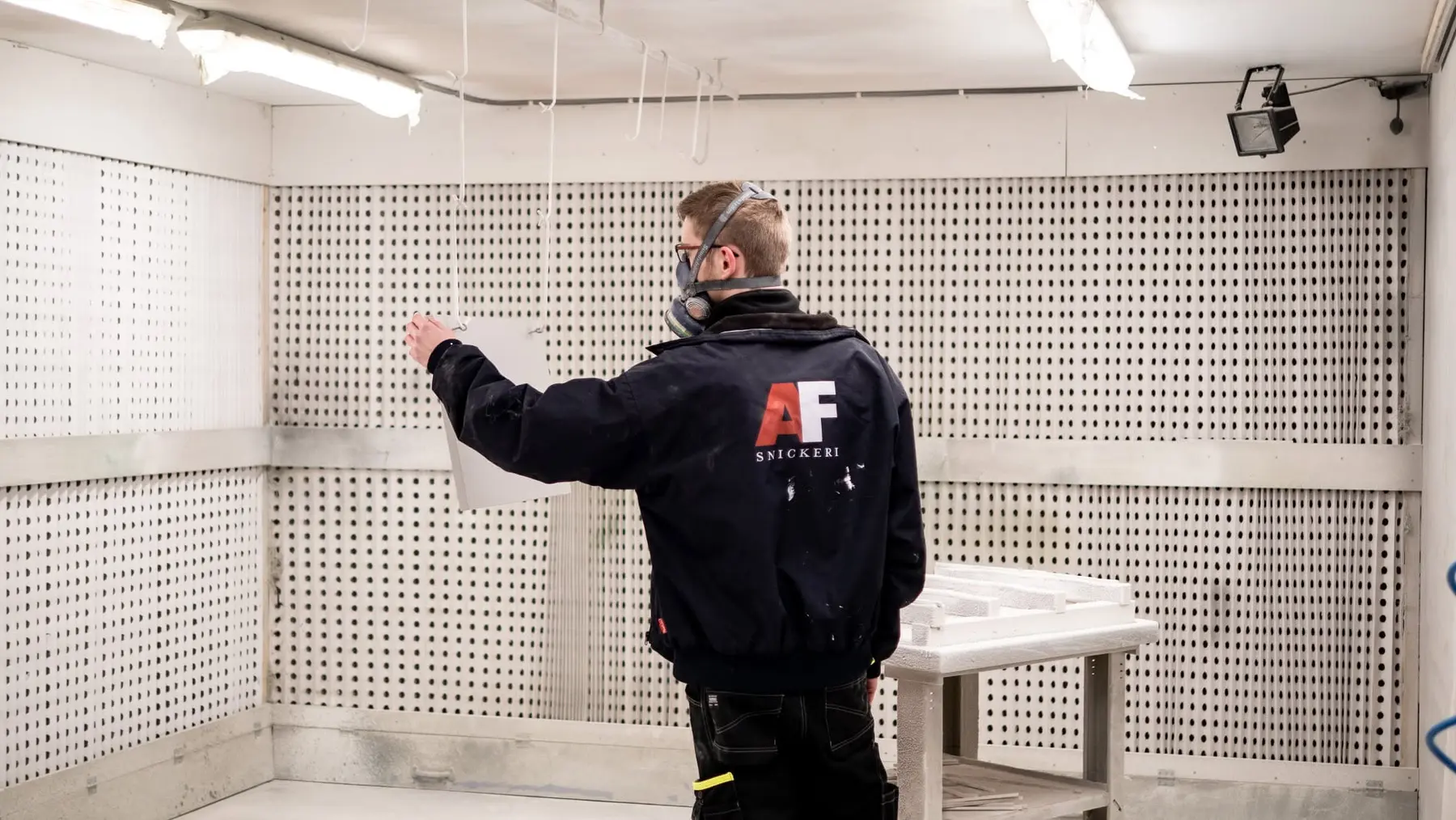 AF Snickeris hantverkare arbetar i lackeringsdelen av den egna verkstaden i Malmö